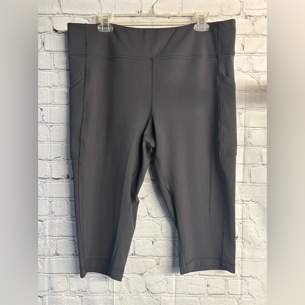 Size 18 lululemon athletica women’s black capris